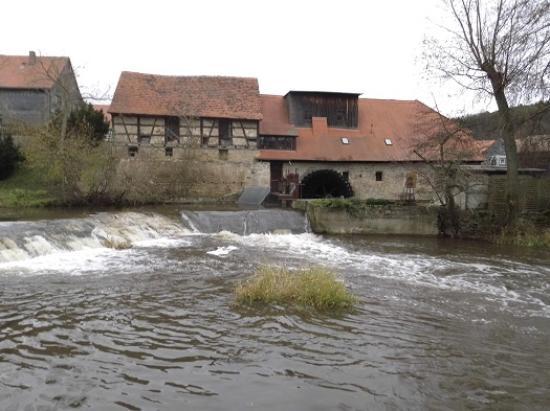 Überdachte Holzbrücke über die Ilm